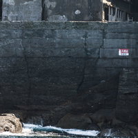 軍艦島の防波堤に入ったひび割れたコンクリートの写真