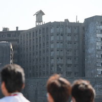 軍艦島を海上から眺める観光客たち - 長崎の世界遺産の写真