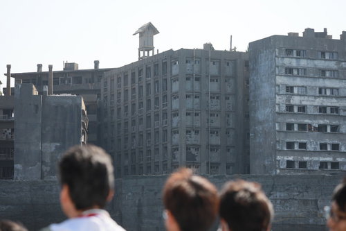 軍艦島を海上から眺める観光客たち - 長崎の世界遺産