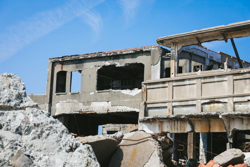 長崎・軍艦島の崩れる端島炭鉱総合事務所跡