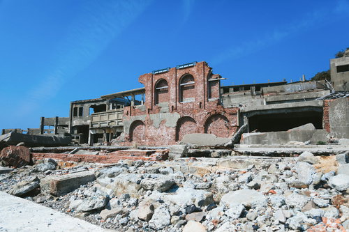 長崎の軍艦島にある端島炭鉱総合事務所跡の廃墟