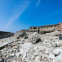 軍艦島の第二見学広場から移動する観光客の長蛇の列の写真