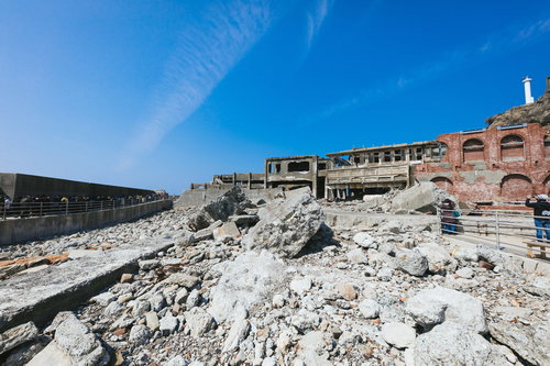 軍艦島の第二見学広場から移動する観光客の長蛇の列