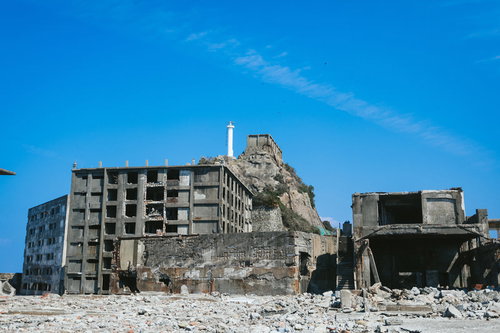 第三見学広場から見る肥前端島灯台と崩壊建物（軍艦島）