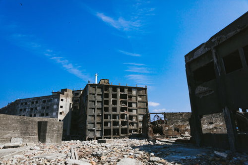 第三見学広場から見る軍艦島の日給社宅と肥前端島灯台