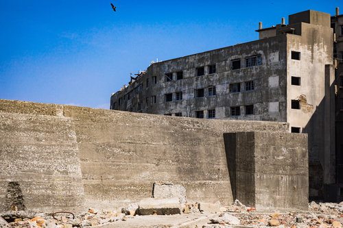崩壊した建物の廃墟（軍艦島・世界遺産）