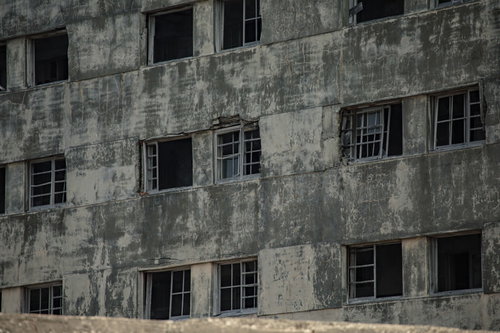 海に面して朽ち果てた日給社宅の窓（軍艦島）