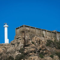 軍艦島の肥前端島灯台隣に立つ巨大なコンクリート貯水槽の写真