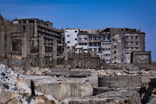 貯炭場から見る70号棟小中学校跡と世界遺産軍艦島