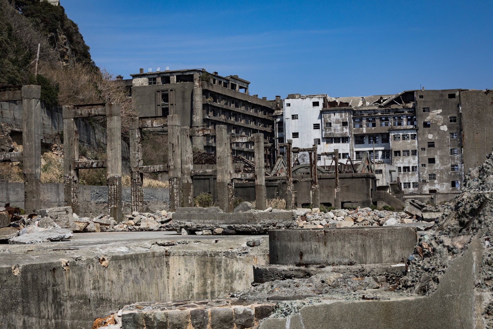 軍艦島の貯炭場から見た端島保育園跡と70号棟小中学校跡の廃墟