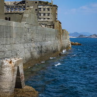 軍艦島を高波から守るコンクリート製防波堤の写真