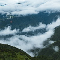 山の切れ目に浮かぶ雲と霧：群馬の山岳風景の写真
