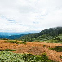 毛無峠から見える群馬の山岳景観と季節の自然風景の写真