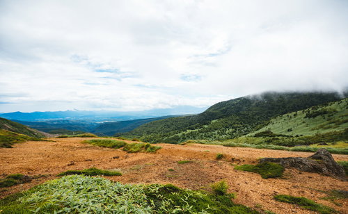 毛無峠から見える群馬の山岳景観と季節の自然風景