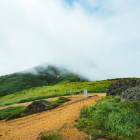 雲に包まれる破風岳への登山ルート、毛無峠からの眺望の写真