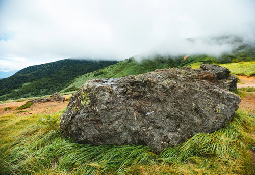毛無峠の巨大な岩と雲海に包まれた山々の秋景観