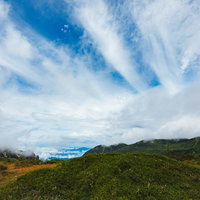 雨上がりの毛無峠からの青空と白い雲、群馬の山々の写真
