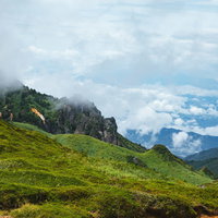 森林限界と強い風が吹き抜ける毛無峠周辺の草原と雲海の写真