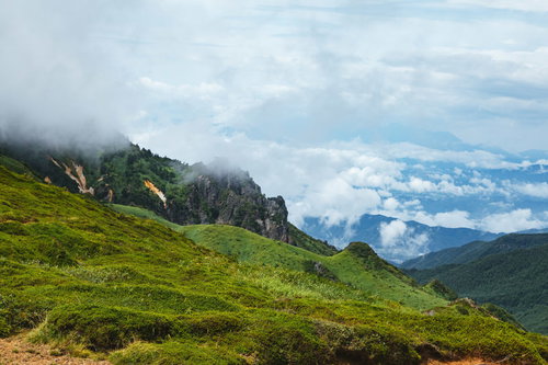 森林限界と強い風が吹き抜ける毛無峠周辺の草原と雲海