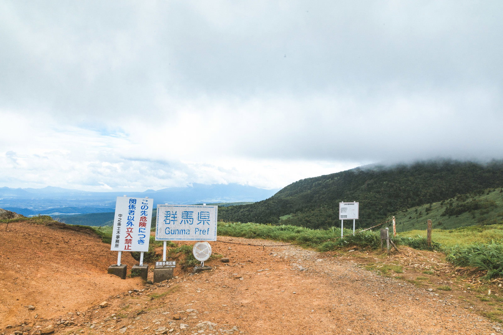 雪の温泉街の湯畑と湯気