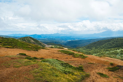 毛無峠の山頂から眺める広大な山岳景観と草原パノラマ