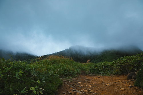 雨雲に覆われ天候悪化する毛無峠の山道と群馬の自然