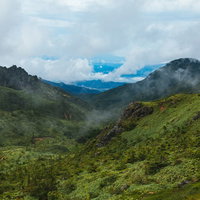 夏の毛無峠から見渡す山岳景観の写真