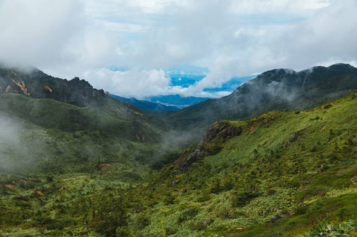 夏の毛無峠から見渡す山岳景観