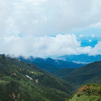 夏の毛無峠から見た山岳の眺望の写真