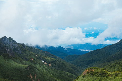 夏の毛無峠から見た山岳の眺望
