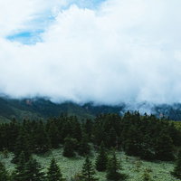 雲に覆われた群馬の山岳渓谷の静寂した風景の写真