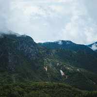 破風岳に連なる山（毛無峠から撮影）の写真