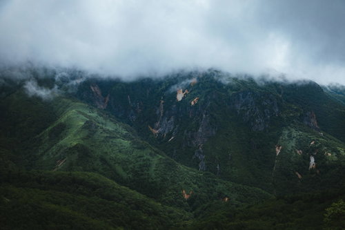 雨雲に覆われた毛無峠の渓谷、破風岳付近の山岳地帯