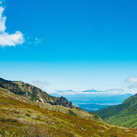 群馬県の毛無峠から見える渓谷と山岳の景観の写真