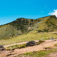 毛無峠から破風岳へ続く登山道と山岳風景、群馬県の稜線の写真