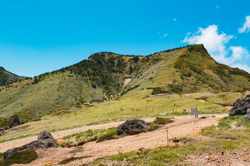 毛無峠から破風岳へ続く登山道と山岳風景、群馬県の稜線