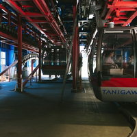 群馬のロープウェイ駅舎の赤い車両が停車する降車口の写真
