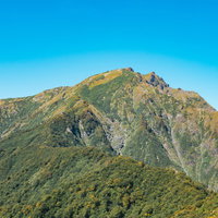 群馬県の谷川岳（たにがわだけ）の山容と岩肌の写真