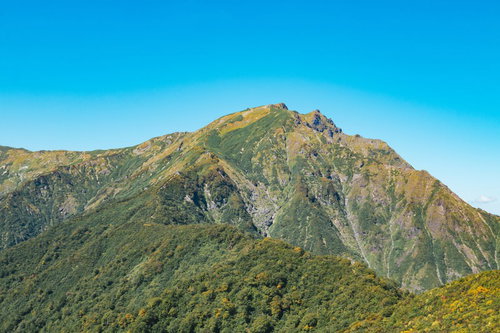 群馬県の谷川岳（たにがわだけ）の山容と岩肌