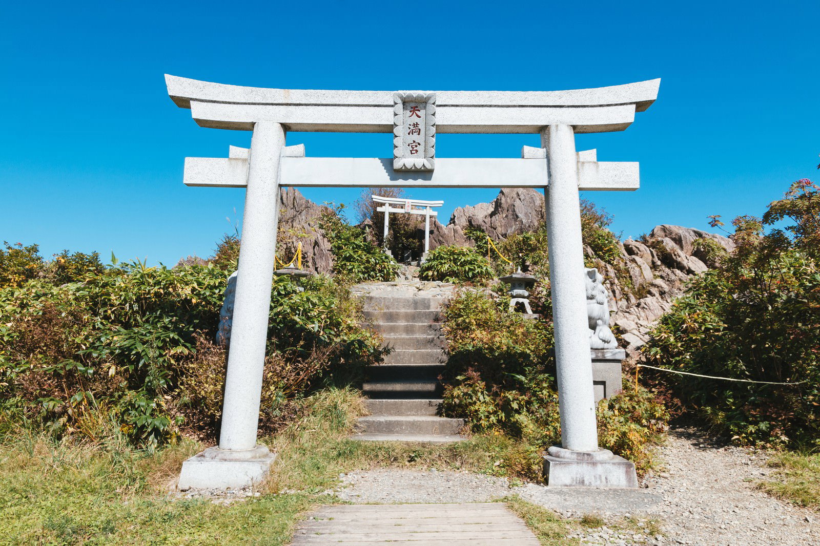 谷川岳麓の天満宮にある白い鳥居と石段、青空の風景