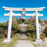 谷川岳麓の天満宮参道、白い鳥居と石段、神社へ続く道の写真