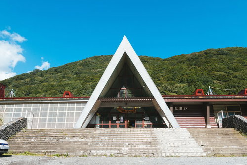群馬・上越線のモグラ駅こと土合駅の白い三角屋根駅舎