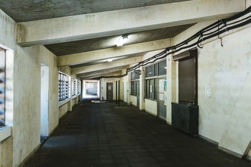 モグラ駅として知られる土合駅内の地下通路