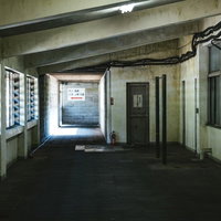 薄暗い土合駅の長い地下廊下の写真