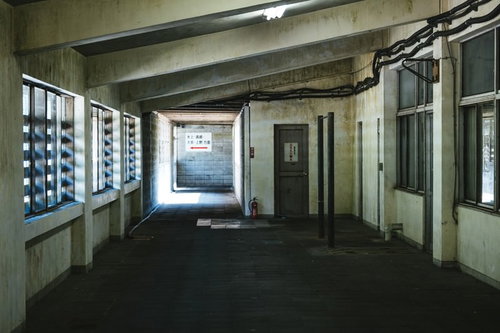 薄暗い土合駅の長い地下廊下