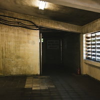 土合駅内の地下通路、長岡・新潟方面への薄暗い通路の写真