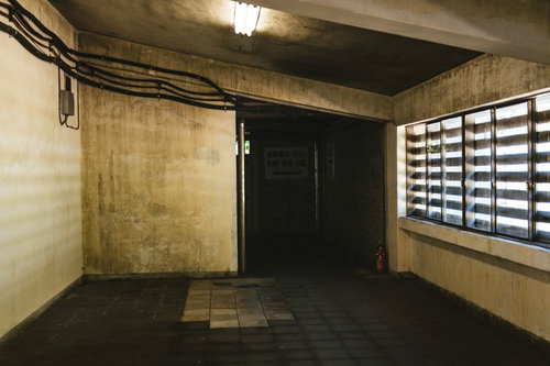 土合駅内の地下通路、長岡・新潟方面への薄暗い通路