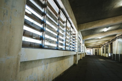 モグラ駅と呼ばれる土合駅の長い地下通路と階段