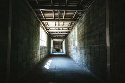 ブロック塀で覆われる土合駅の地下通路、薄暗くホラーな雰囲気