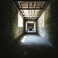 ブロック塀で覆われた薄暗い地下通路（土合駅）の写真